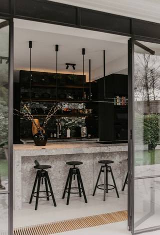 Charmante rietgedekte woning in de groene, rustige wijk Hertebos op wandelafstand van het centrum van 's Gravenwezel.<br /><br />Deze prachtige halfopen woning biedt een unieke combinatie van stijl, comfort en privacy. Dankzij de hoekligging voelt de woning aan als een open bebouwing, met veel lichtinval en ruimte. Gerenoveerd door Fraime met hoogwaardige materialen, straalt deze woning klasse en verfijning uit. De woning wordt omgeven door een prachtige tuin, met een overvloed aan bloemen en met volgroeide hagen die maximale privacy garanderen. Vanuit elke kamer in de woning heb je zicht op het groen, wat een ontspannen en natuurlijke sfeer creëert.<br /><br />•3 ruime slaapkamers, waarvan één met een dressing.<br />•1 moderne badkamer en apart toilet op de gang.<br />•Benedenverdieping: Een gezellige keuken, een sfeervolle living met kantoorhoek en een ruime berging.<br />•Buitenruimte: Zuidgericht terras, een prachtig aangelegde tuin met volgroeide hagen voor maximale privacy en een kleurrijke bloemenpracht in het voorjaar.<br />•Rieten dak, recent opgeknapt.<br />•Veel ingemaakte kasten voor extra opbergruimte.<br />•Zolder met uittrektrap.<br />•Instapklaar: recent volledig gerenoveerd.<br /><br />De woning ligt op wandelafstand van het gezellige centrum van 's Gravenwezel, met bakker, slager, leuke winkels, apotheek en verschillende eetgelegenheden. Daarnaast zijn scholen en invalswegen vlakbij, wat deze locatie ideaal maakt voor jonge gezinnen of grootouders die graag kleinkinderen ontvangen.<br /><br />PRAKTISCHE INFO OVER BEZOEKEN<br /><br />•Kijkdagen op 6 &amp; 7 juni, enkel op afspraak via Stefan 0478 628 748 of Ana 0478 336 720 <br />•We zijn vereerd door de grote interesse in onze woning, maar om iedereen voldoende tijd en persoonlijke aandacht te kunnen geven, vragen we vriendelijk om enkel een bezoek in te plannen als de woning goed aansluit bij uw specifieke zoekwensen en budget. Dank u! Ana &amp; Stefan