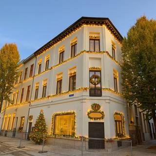 Handelshuis op supertoffe ligging in het centrum van Antwerpen. Het gebouw is gelegen vlakbij openbaar vervoer, winkels, restaurants en ligt op wandelafstand van het Stadspark. Ingedeeld met 4 appartementen met 1 slaapkamer.<br /><br /><u><strong>Indeling: </strong><br />Kelder: </u><br /><u>Gelijkvloers:</u><br />Living: 52,5 m², polybeton<br />Open ingerichte keuken met kasten, kookfornuis, dampkap, combi-oven, frigo met vriesvak.<br />Afzonderlijk toilet met handenwasser.<br />Slaapkamer. <br />Hal.<br />Badkamer op -1: +/- 9 m², hangtoilet, ligbad, douche, dubbele lavabo, polybeton.<br />Berging 1 op -1: +/- 1.5 m².<br />Berging 2 op -1: +/- 12.5 m², polybeton<br />Berging 3 op -1: +/- <br />Eerste verdieping:  2 m², aansluiting wasmachine en droogkastn.<br />Nachthal op -1: +/- 6.5 m², polybeton.<br />Slaapkamer op -1 : +/- 16 m², linoleum, in gebruik als opslag.<br />Living: +/- 35 m²,  laminaat.<br />Open ingerichte keuken met eiland, kookfornuis, vaatwasser, frigo met vriesvak, oven.<br />Hal : +/- 1,5 m², laminaat. <br />Slaapkamer: +/- 16 m², laminaat.<br />Open badkamer aan slaapkamer met douche, lavabo, ingebouwde spots.  <br />Berging: +/- 3.25 m², laminaat, aansluiting wasmachine.<br />Afzonderlijk toilet met handenwasser.<br /><u>Tweede verdieping:</u><br />Living op  laminaat, +/- 40 m² .<br />Open ingerichte keuken voorzien van kookfornuis, wasbak en dampkap en kasten.<br />Slaapkamer: +/- 11,5 m², laminaat.<br />Badkamer: +/- 5 m², douche, lavabo en aansluiting wasmachine, toilet.<br />Nachthal: laminaat +/- 1,5m².<br /><u>Derde verdieping:</u><br />Living: +/- 30 m², laminaat. <br />Open ingerichte keuken op laminaat met kookfornuis, dampkap, wasbak, frigo en kasten. <br />Slaapkamer: +/- 11 m², laminaat.<br />Badkamer open slaapkamer voorzien van lavabo en douche.  <br />Afzonderlijk toilet met handenwasser.<br /><br />Verwarming op elektriciteit. Houten ramen met dubbele beglazing.<br /><br />Maandelijkse huuropbrengst: <br />Gelijkvloers: € 675 per maand<br />Eerste verdieping: € 780 per maand<br />Tweede verdieping: € 640 per maand<br />Derde verdieping: € 600 per maand<br />Totale maandelijkse huuropbrengst: € 2.695 per maand <br />Totale jaarlijkse huuropbrengst: €32.340 per jaar.