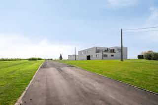 Deze veelzijdige eigendom, met 2 toegangswegen, is gelegen op een uitzonderlijk groot perceel van maar liefst 7385 vierkante meter, met eindeloos...