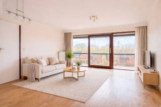 Dit zeer ruim appartement op de derde verdieping is gelegen in de gegeerde wijk Kristus Koning, nabij het Graaf Visartpark. Met een bewoonbare oppervlakte van 106 m² geniet u hier van een comfortabele en praktische indeling. Het appartement heeft een gunstig EPC-label B (104 kWh/m²jaar), waardoor er geen renovatieverplichting geldt!<br />De inkomhal beschikt over een ingemaakte kast, voorzien van was- en droogtoestel, alsook een praktische berging. De lichtrijke leefruimte en aansluitende keuken geven rechtstreeks toegang tot het zonnig terras met zicht op de gemeenschappelijke tuin. Verder zijn er 2 volwaardige slaapkamers aanwezig, alsook een badkamer met nieuwe douche en apart toilet. Optioneel kan er een dubbele garage worden aangekocht voor 85.000€ of een enkele garage voor 45.000€. Lift aanwezig in het gebouw (°2023). (Gvg, Wg, Gmo, Gvkr, Gvv)