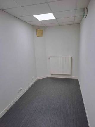 <span>Perfect gelegen handelspand of kantoorruimte te Geel-centrum bestaande uit: handels- of kantoorruimte (+/-50m²), berging (8m²) apart toilet en keuken.</span><br /><br /><span>Gelegen in drukke centrumstraat op 100m van de Geelse Markt.</span><br /><br /><span>Diverse activiteiten mogelijk zoals winkel, kantoor, dienstverlening,...</span><br /><br /><span>Contacteer ons voor meer info of een bezoek ter plaatse via 0471/605.314 of mail info@immo-b.be!</span>