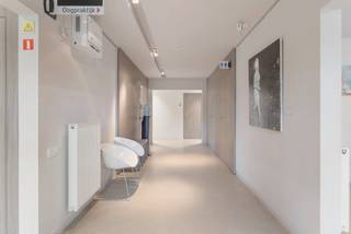 Ruime praktijk op een goede zichtlocatie!Ligging:Gelegen in Herselt op een ideale locatie met veel passage. Op de verbindingsweg tussen...