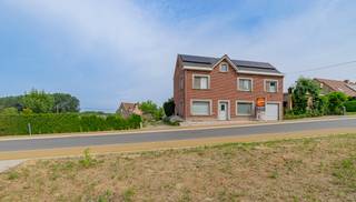 EERSTE BEZOEKDAG ZATERDAG 11/07 VAN 10U TOT 14U (enkel op afspraak!)<br /><br />OOSTERZELE - Deze charmante woning kunt u vinden in het het landelijke Moortsele. De ligging van dit pand is bijzonder aantrekkelijk met alle voorzieningen zoals station, scholen, winkels, openbaar vervoer,.. in de directe omgeving. Daarnaast geniet deze woning van een heel goede bereikbaarheid door de nabijheid van belangrijke invalswegen en de E40.<br /><br />Naar indeling toe bevindt zich op het gelijkvloers een inkomhal, een woonkamer met open, geïnstalleerde keuken, een bureel, een badkamer een een inpandige garage. Op de eerste verdieping bevinden zich 3 slaapkamers waarvan 1 met toegang tot de bergzolder. Verder is er ook nog een droge kelder.<br /><br />Naar comfort toe is de woning voorzien van centrale verwarming op aardgas, dubbele beglazing (PVC), een conforme elektriciteitskeuring, zonnepanelen (9), voldoende dakisolatie,..<br /><br />De gezellige tuin is een extra troef.<br /><br />Kortom, bent u op zoek naar een instapklare woning met 3 kamers en een leuke tuin, gelegen op een uitstekende locatie te Oosterzele? Aarzel dan niet en maak snel uw afspraak! Voor meer info of bezoek 053/60.65.60.<br /><br />De vermelde prijs is een richtprijs. Na ontvangst van de biedingen zal de verkoper beslissen of hij/zij de eigendom verkoopt aan het beste bod. De richtprijs is aldus niet bindend voor de verkoper. Voor meer info kunt u ons contacteren of het reglement raadplegen op onze website.