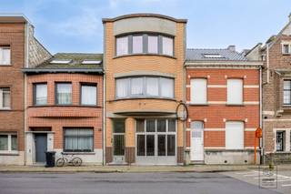 <p>Op een schitterende locatie in het centrum van Lier bevindt zich deze ruime woning die momenteel is ingedeeld in drie afzonderlijke appartementen. Dankzij de centrale ligging, de ruime garage, zonnige tuin en grote loods achteraan biedt dit pand tal van mogelijkheden voor zowel investeerders als wie op zoek is naar een combinatie van wonen en verhuren.<br /><br />Indeling gelijkvloers: via de inkomhal heeft u toegang tot de gemeenschappelijke gang. Op het gelijkvloers bevindt zich een ruime garage met extra bergruimte en het eerste appartement.<br />Het gelijkvloers appartement omvat een inkomhal, leefruimte met mogelijkheid tot open keuken, woonkamer, badkamer en één slaapkamer. Achteraan bevindt zich een veranda die uitgeeft op een aangename, zonnige tuin. In de tuin bevindt zich bovendien een zeer ruime loods die tal van mogelijkheden biedt (atelier, opslag, hobbyruimte, …). Dit appartement dient volledig gerenoveerd te worden.<br /><br />Appartement eerste verdieping: via de nachthal bereikt u de volledig geïnstalleerde keuken met achterliggende badkamer. De riante en lichtrijke eet- en woonkamer vormt het hart van het appartement. Verder beschikt dit appartement over een gastentoilet, een ruime slaapkamer en een zonnig terras.<br /><br />Het appartement op de tweede verdieping werd recent volledig gerenoveerd. De inkomhal/nachthal geeft toegang tot een zeer lichtrijke woonkamer. De badkamer is uitgerust met douche, lavabomeubel, toilet en aansluitingen voor wasmachine en droogkast. Verder beschikt het appartement over een ruime slaapkamer. Achteraan bevindt zich de ruime keuken en eetkamer, voorzien van oven, kookvuur, dampkap, koelkast, lavabo en ingemaakte kasten. Aansluitend bevindt zich een ruim en zonnig overdekt terras.<br /><br />Troeven van dit pand<br />- Topligging in het centrum van Lier<br />- Ingericht als 3 appartementen<br />- Ruime garage<br />- Zonnige tuin<br />- Grote loods met diverse mogelijkheden<br />- Recent gerenoveerd appartement op de tweede verdieping</p><p>- Maatregelenregister in aanvraag.<br /><br />EXTRA: <br />- 3 gasmeters / 3 elektriciteitsmeters<br />- conformiteitsattest voorzien voor appartement V1 en V2<br />- EPC C: 265kwh/m2 jaar (UC: 20240606-0003255575-RES-1) + EPC D: 357 kWh/m2 jaar  (20240606-000325558-RES-1)<br />- Elektriciteit deels conform.<br />- Asbestattest in opmaak<br />- Perceelscore D, gebouwscore D, woongebied, Gvg, Gmo, Gvkr, Gvv. <br /><br />Voor meer info ga naar www.coenenvastgoed.be of bel 03/375.82.92</p>