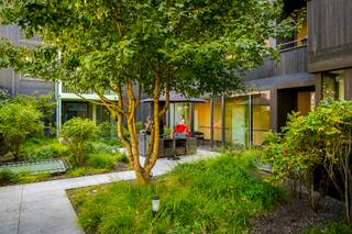 <p>In <strong>Residentie Park aan Zee</strong> geniet u van zorgeloos wonen op toplocatie: pal aan de jachthaven, naast een park en op wandelafstand van het strand.</p>
<p><strong>Prijs:</strong> €289.000 (excl. kosten)<br /><strong>Servicekost:</strong> slechts <strong>€3,83 per dag</strong> per flat</p>
<p><strong>Uw troeven:</strong></p>
<ul>
<li>
<p>Flats, service &amp; more</p>
</li>
<li>
<p>Ruim terras met uitzicht over jachthaven en park</p>
</li>
<li>
<p>Volwaardige keuken, ingebouwde kasten, aansluiting wasmachine</p>
</li>
<li>
<p>Inwonende conciërge en woonassistent</p>
</li>
<li>
<p>24/24 noodoproepsysteem &amp; crisiszorg inbegrepen</p>
</li>
<li>
<p>Wellness met sauna, gemeenschappelijke lounge, restaurant &amp; cafetaria</p>
</li>
<li>Groene binnentuin</li>
<li>Parking voor bewoners en bezoekers</li>
</ul>
<p><strong>Waarom kiezen voor Park aan Zee?</strong><br />✔ Unieke ligging aan zee en park<br />✔ Toparchitectuur en lichtrijke indeling<br />✔ Lage servicekost: slechts €3,83 per dag<br />✔ Extra à-la-carte diensten mogelijk via Paloma Vlaanderen</p>
<p>📍 Residentie Park aan Zee – Zeebrugge<br />➡ Contacteer ons vandaag, want dit is de laatste kans om hier eigenaar te worden!</p>