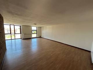 <p><span>Ruim appartement met 2 slaapkamers en terrasje aan de Markt van Maaseik.</span></p><p><span> </span></p><p><span>ALGEMEEN:</span></p><p><span>- Appartement gelegen op de tweede verdieping (geen lift aanwezig).</span></p><p><span>- Ideaal gelegen in het centrum van Maaseik.</span><span> </span></p><p><span> </span></p><p><span> </span></p><p><span>INDELING</span></p><p><span>- Inkomhal / nachthal met rode tegelvloer.</span></p><p><span>- Ruime woonkamer met veel lichtinval.</span></p><p><span>- Keuken voorzien van vaatwasser, spoeltafel, keramische kookplaat, dampkap en oven.</span></p><p><span>- Badkamer met wastafel, ligbad en aansluiting wasmachine.</span></p><p><span>- 2 ruime slaapkamers met laminaatvloer.</span></p><p><span>- Overdekt terras aan achterzijde.</span></p><p><span>- Kelderberging.</span></p><p><span> </span></p><p><span>Gemeenschappelijke kosten 200 euro per maand, inhoudende:</span></p><p><span>- voorschot privé verbruik verwarming (met jaarlijkse afrekening in min of in meer)</span></p><p><span>- gebruik van de trappenhal/gemeenschappelijke delen en gemeenschappelijke verlichting.</span></p><p><span> </span></p><p><span>Vrij per direct.</span></p><p><span> </span></p>