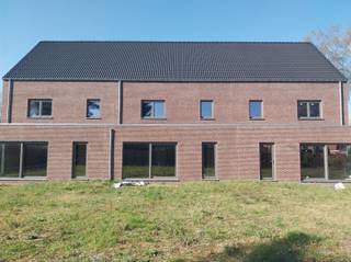 VERKOOP AAN 6% BTW mogelijk onder voorwaarden !Nieuwbouwproject van 4 ruime klassieke  woningen met vaste trap naar de zolder. Gelegen nabij het...