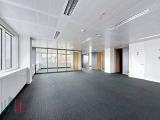 Hoogwaardige kantoorruimte van <strong>692 m²</strong> te huur in een toekomstgericht kantoorgebouw in Brussel.<br /><br />Gelegen op een absolute toplocatie, geniet deze site van een uitzonderlijke zichtbaarheid en een uitstekende bereikbaarheid via belangrijke verkeersassen. Dankzij de nabijheid van het openbaar vervoer zijn de stations Brussels-Luxembourg (10 min), Brussels-Central (15 min), Brussels-Midi (20 min) en Brussels-North (25 min) vlot bereikbaar.<br /><br />Dit kantoor combineert comfort, veiligheid en efficiëntie dankzij <strong>LED-verlichting</strong>, dubbele beglazing, toegangscontrole en een alarmsysteem, aangevuld met moderne vergaderfaciliteiten, lockers, douches, een stijlvolle vernieuwde lobbyreceptie en 9 liften. Bovendien beschikt het gebouw over een <strong>BREEAM In-Use Excellent-certificering</strong>, wat de focus op duurzaamheid, technologie en gebruikscomfort onderstreept.<br /><br />Gebruikers genieten bovendien van een uitgebreid aanbod aan faciliteiten, waaronder een fitnessruimte, de stijlvolle wine bar lounge L'Étiquette, Restaurant BON en een moderne coffee & food zone.<br />Met in totaal<strong> 279 parkeerplaatsen</strong>, waarvan <strong>34 met laadpunten</strong>, en meer dan <strong>150 fietsparkeerplaatsen</strong>, is een optimale bereikbaarheid gegarandeerd.<br /><br />Contacteer<strong> PANORAMA B2B</strong> voor meer informatie of een vrijblijvend plaatsbezoek via <strong>0477 09 00 09</strong>.