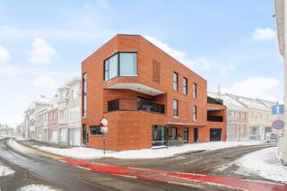 Deze 3 nieuwbouwappartementen zijn voorzien van alle modern comfort, energie neutraal en knappe architectuur. De oppervlaktes van de appartementen liggen tussen de 100 en 111m2 en zijn telkens voorzien van 2 slaapkamers, een overdekt zonneterras en een praktische berging. extra's: ruime fietsenstalling en vuilnisberging voorzien, alles volledig geschilderd+verlichting, inclusief privatieve zonnepanelen, warmtepomp, lage gemeenschappelijke kosten (geen lift). Dit project valt onder 6% BTW (mits voorwaarden).