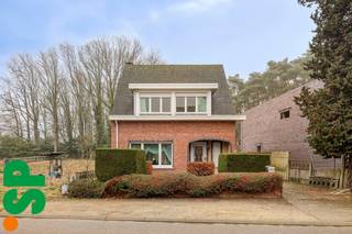 Te renoveren woonst in centrum Vorselaar.<br />Deze woning is uitstekend gelegen dankzij zijn toegankelijkheid vooraan én achteraan het perceel waardoor er een vlotte verbinding is naar de garage en bijhorende opslagplaats.<br /><br />Indeling: inkomhal, ruime en lichtrijke leefruimte, keuken, veranda (met ruimte voor een houtkachel) en een gastentoilet.<br />Op de eerste verdieping treffen we twee grote slaapkamers en een grotendeels gerenoveerde badkamer met wasaansluitingen.<br />Buiten treffen we een mooi onderhouden tuin met achteraan een ruime opslag én garage die tevens langs een achterliggende weg vlot bereikbaar is.<br /><br />Wenst u graag deze woning te bezoeken? Contacteer IMMO SP op het nummer 014/51.95.00 of via caro@immosp.be