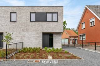 Voor meer info en foto’s, surf naar www.swevers.be – Deze recente halfopen BEN-woning in casco+ uitvoering aan de Halstraat 113/2 in...