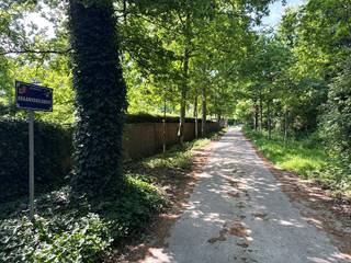 Bent u op zoek naar een bouwgrond waar u uw woondroom kan realiseren? Ontdek deze unieke bouwgrond gelegen in een oase van rust, omgeven door groen. Dit royaal perceel geniet tevens volledige privacy en is gelegen in een <br /><br />Dit bosrijk perceel van maar liefst 5.150m² bevindt zich in de Zeurt in Schoten, een gunstige locatie want u bevindt zich op wandelafstand van het Peerdsbos, het park van Brasschaat en de sportoase. Deze mooie bouwgrond met straatbreedte van 40m biedt de mogelijkheid om een vrijstaande woning te realiseren in harmonie met de natuur. <br /><br />Bouwvoorschriften:<br />- Bebouwbare oppervlakte: max 250m² (incl. afzonderlijke gebouwen)<br />- Bouwdiepte: min 8m, max 17m<br />- Bouwbreedte maximaal 2/3 van de perceelbreedte (i.e. 26,6m)<br />- Bouwhoogte: hoofdgebouw max 7m, bijgebouwen max 3m<br />- Dakvorm: plat of schuin dak (max helling van 60°)<br />- Zwembad toegelaten<br /><br />Troeven van dit perceel:<br />+ Gunstige ligging in woonparkgebied de Zeurt<br />+ Zwembad toegelaten<br />+ Wadi's aanwezig<br />+ Groot perceel van 5.150 m²<br />+ Boscompensatie reeds betaald<br />+ Uiterste rust en privacy gegarandeerd<br />+ Ideaal voor het realiseren van een vrijstaande woning en luxueuze villa in harmonie met de natuur<br /><br />Heeft u interesse om hier uw droomwoning te bouwen? Neem contact op voor meer info of een afspraak via 03 337 50 70 of info@vbvastgoed.be. 