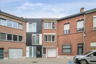 Ben je op zoek naar een vlot bereikbare, droge en veilige autostaanplaats in het centrum van Leuven? In de Van Het Sestichstraat 20 bieden we een ondergrondse parkeerplaats te huur aan. De plaats is vlot bereikbaar en bevindt zich in een afgesloten parkeergarage. Geschikt voor elk type wagen.<br /><br />Onmiddellijk beschikbaar. Huurprijs: 100 euro per maand. Waarborg: 300 euro.<br /><br />Voor meer info of een bezoek, neem gerust contact met ons. Wij zijn ook bereikbaar via het nummer 016 23 90 81, elke weekdag tussen 10u en 13u. 