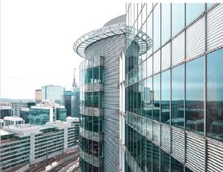 Botanique Tower beschikt over 18 verdiepingen met een totale oppervlakte van 29.871 m² en 221 parking units gesitueerd op gelijksvloer en 3 ondergrondse niveau's. Het gebouw dateert van 1970 en is volledig gerenoveerd in 2004. Belangrijkste kenmerken: - Gordijnwanden met dubbele beglazing - Gecentraliseerd gebouwbeheersysteem - 9 liften - inkomhal in natuursteen - Vrije hoogte: 2,70m. Restaurant op eerste verdieping.<br />Volledig ingericht.<br />Oppervlakte: 185 m².<br />Parking binnen: 2.000 Euro/plaats/jaar (Ratio: +/- 1/135 m²).