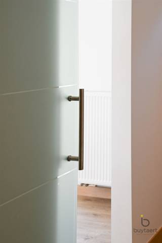 Charmante gelijkvloerse woning met zonnige tuin.Deze instapklare gelijkvloerse woning van 105 m² combineert comfort, rust en een praktische indeling...