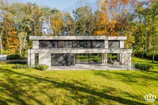 <p><span>Moderne villa, afgewerkt met luxueuze en kwalitatieve materialen met o.a. vier slaapkamers, twee ingerichte badkamers en dubbele inpandige garage, residentieel gelegen nabij het centrum van Kalmthout – Heide, op een zuid gericht perceel van ca. 4.478 m². </span></p><p><span> </span></p><p><span>INDELING</span></p><p><span> </span></p><p><span>Gelijkvloers: </span></p><p><span>Bij binnenkomst betreedt u de inkomhal met een gastentoilet en vestiaire. De ruime leefruimte van ca. 66 m² is verdeeld in een eet- en zitruimte met een sfeervolle gashaard en een open keuken. Het overdekte terras is bereikbaar vanuit zowel de keuken als de leefruimte. Grote raampartijen zorgen voor veel lichtinval en bieden een prachtig uitzicht over de tuin. Aangrenzend aan de keuken vindt u een bijkeuken/wasplaats met aansluitingen voor een wasmachine en droogkast, die tevens toegang biedt tot de dubbele inpandige garage van ca. 42 m². Naast de garage bevindt zich een technische ruimte. Aan de voorzijde van de woning is er een bureau van ca. 23 m². </span></p><p><span> </span></p><p><span>1e verdieping: </span></p><p><span>Via de trap bereikt u de eerste verdieping, waar zich de masterbedroom bevindt met een dressing en een ensuite badkamer. Deze is voorzien van een dubbele lavabo, toilet, ligbad, en inloopdouche. Verder zijn er drie ruime slaapkamers op deze verdieping, waarvan één met dressing en twee met ingemaakte kasten. Er is ook een tweede badkamer met een dubbele lavabo, toilet, en inloopdouche. </span></p><p><span> </span></p><p><span>Kelder:</span></p><p><span>Er is overal kruipruimte aanwezig.</span></p><p><span> </span></p><p><span>Tuin: </span></p><p><span>De villa is omgeven door een zuid gerichte tuin met een oppervlakte van ca. 4.478 m². </span></p><p><span> </span></p><p><span>Bijzonderheden:</span></p><p><span>- De woning is zeer energiezuinig: verwarming middels geothermische warmtepomp met vloerverwarming.</span></p><p><span>- Zonnescreens</span></p><p><span>- Domotica </span></p><p><span> </span></p><p><span> </span></p><p><span> </span></p>