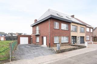 **Move-in ready family home with 5 bedrooms on 672 m² in Erpe-Mere**Discover this spacious and move-in ready home in the heart of Erpe-Mere, ideal...