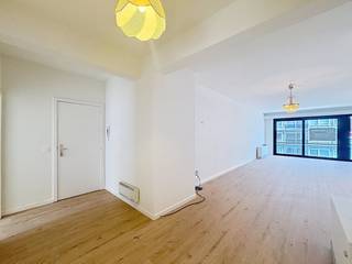 Ben je op zoek naar een gezellig en goed onderhouden appartement te huur in Oostende vlakbij de zee? Dit lichtrijk appartement op de 3e verdieping ( met de lift) biedt je het ultieme comfort aan de Belgische kust. Centrale locatie op amper 100 meter van  het strand, centrum, openbaar vervoer...combineert het beste van het stadsleven met de rust van de zee.<br /><br />Bovendien werd het volledige appartement recent helemaal opnieuw geschilderd. <br /><br />Omvat:<br />- Inkomhal <br />- Leefruimte <br />- Apart keuken met nieuwe toestellen<br />- Terras voor en achteraan<br />- Badkamer<br />- Slaapkamer 1<br />- Slaapkamer 2<br /><br />Interesse in dit nieuwbouwpand te huur? Ga naar www.dewaele.com, klik op het pand en gebruik de rode knop "vraag je bezoek aan" om kort uw profiel in te vullen. Daarna nemen we contact op. Nota: telefonisch kunnen er geen afspraken worden gemaakt.<br />