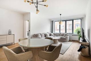 Dit moderne appartement op de 1e verdieping werd in 2021 volledig gerenoveerd. Het is gelegen in een rustige, residentiële buurt in Merksem. Scholen, openbaar vervoer en winkels bevinden zich allen in de directe omgeving. Ook het prachtige Bouckenborghpark is op wandelafstand bereikbaar. Binnenkomen doet u via een centrale inkomhal, die toegang geeft tot de verschillende ruimtes. Verder bestaat het appartement uit een lichte woonkamer op parketvloer met aangrenzend de volledig uitgeruste keuken, een praktische berging, 2 aangenaam ruime slaapkamers, waarvan één toegang geeft tot het terras achteraan, een badkamer met inloopdouche en wastafel met meubel en een apart toilet. Bij het appartement hoort nog een privatieve garagebox met handmatige poort. Deze garage is niet in de vraagprijs inbegrepen en kan mogelijks bij aangekocht worden voor VP.: €25.000. Verder is er ook een gemeenschappelijke fietsenberging en een lift aanwezig in het gebouw. Gem.kosten: €250/maand, incl. verwarming en waterverbruik.