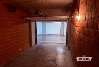 Een eigen parkeerplaats op een centrale locatie in Blankenberge is een comfortabele troef én een interessante investering. Deze garagebox bevindt zich op verdieping -1 van een verzorgd complex in de Weststraat, pal in het centrum en op een locatie waar private parkeergelegenheid bijzonder gegeerd is.<br /><br />Met een breedte van 2,81 m en een lengte van 6,09 m biedt de garage voldoende ruimte om een wagen comfortabel te parkeren. Daarnaast kan de box, afhankelijk van uw noden, ook dienstdoen als praktische extra bergruimte.<br /><br />De garage is uitgerust met een elektrische poort met afstandsbediening en binnenin beschikt de box over elektriciteit.<br /><br />Afmetingen: 2,81 m x 6,09 m<br /><br />