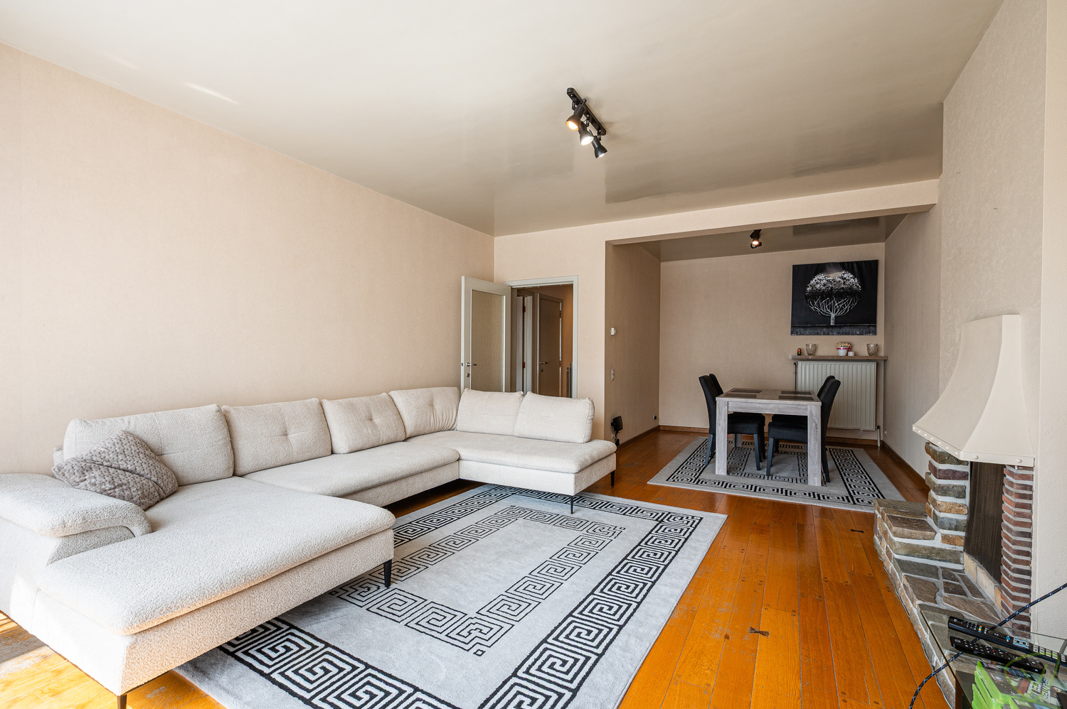 Centraal gelegen appartement met 2 slaapkamers in Eeklo met een zonnig terras. - foto 5