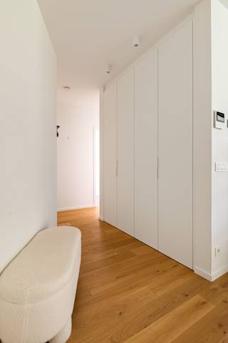 Veel ruimte, veel licht en je eigen tuin. Dat is in een notendop wat je hier aan de Lage Kaart mag verwachten.<br /><br />Dit gelijkvloersappartement van ca. 122 m² voelt van bij het binnenkomen aangenaam ruim. De royale leefruimte vormt samen met de goed uitgeruste open keuken het hart van het appartement. Grote raampartijen zorgen voor veel natuurlijk licht en brengen je rechtstreeks naar het terras en de tuin. Binnen en buiten lopen hier mooi in elkaar over.<br /><br />Met drie ruime slaapkamers is er plaats genoeg voor een gezin, een thuiskantoor of die extra kamer die altijd van pas komt. De badkamer is royaal uitgerust met een inloopdouche, ligbad, toilet en dubbele wastafel. Daarnaast is er nog een apart gastentoilet en een praktische berging met plaats voor wasmachine en droogkast.<br />Ook op vlak van energie zit je hier goed. Dankzij de doorgedreven isolatie, vloerverwarming en warmtepomp woon je comfortabel én energiezuinig.<br />Buiten zijn parkeerplaatsen voorzien en je fiets kan terecht in de gemeenschappelijke fietsenberging. Ook voor het afval is er een aparte berging.<br />Volledig geschilderd en voorzien van verlichting ! Verhuizen, je meubels zetten en thuiskomen dus.<br />Gemeenschappelijke kosten : € 50/m<br />Beschikbaar vanaf 1 december 2026.