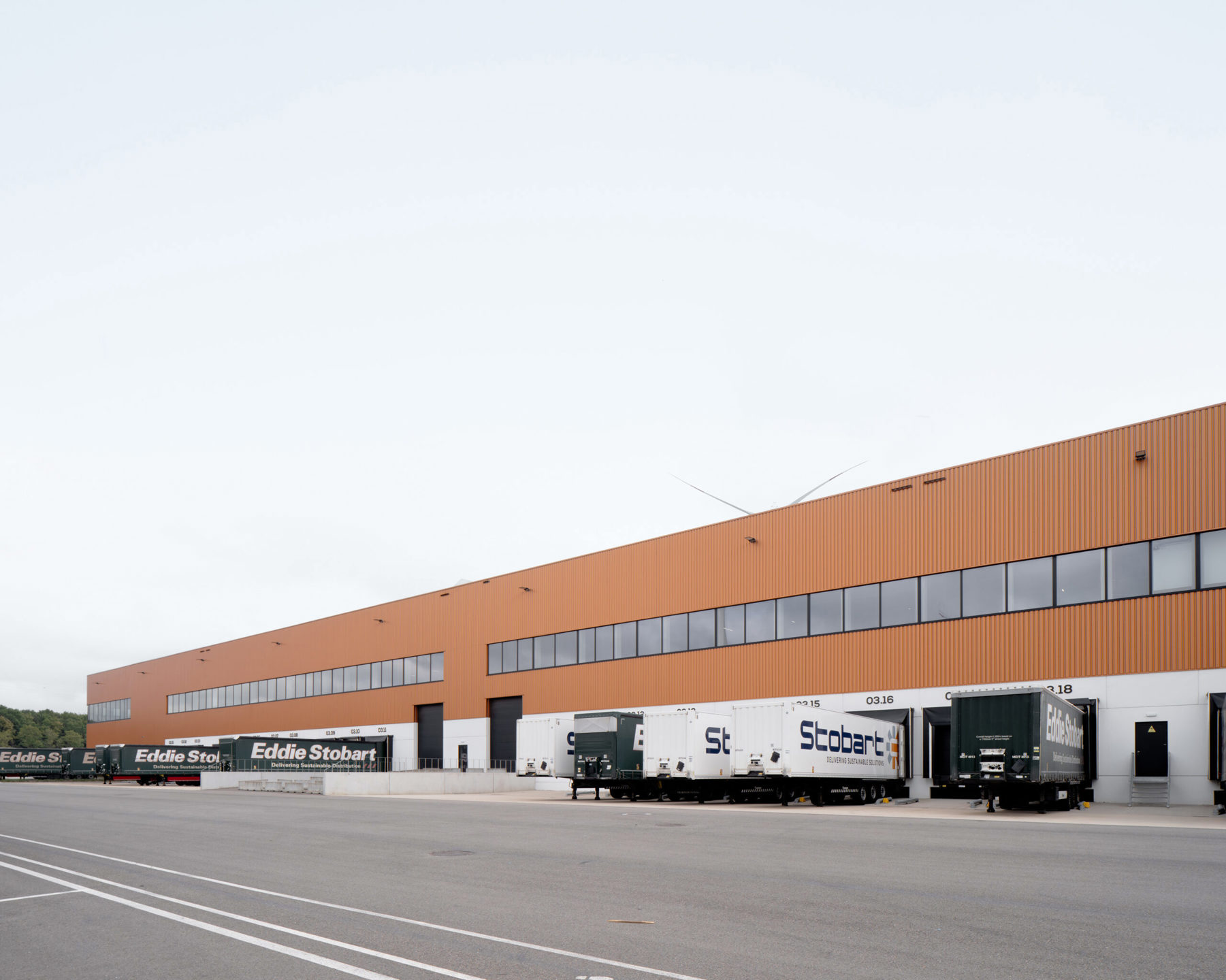 Magazijn Unit F  -9.600m² met mezzanine 1.890m² en kantoor 422m² gelegen tussen het Albertkanaal en de E313 - foto 4