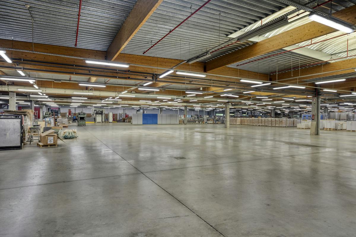 Logistiek magazijn met kantoor van 6.300m² te huur te Oostkamp. - foto 4