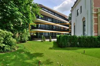 <p><span>Beautiful, modern apartment with 2 bedrooms, 2 bathrooms, and a parking space</span></p><p><span>Spacious entryway providing access to the various rooms.</span></p><p><span>Separate toilet with a sink.</span></p><p><span>First bedroom with an en suite bathroom featuring a walk-in shower with a rain showerhead, a vanity unit, and a towel radiator.</span></p><p><span>Second bedroom with an en suite bathroom featuring a walk-in shower with rain showerhead and a double vanity.</span></p><p><span>The bedrooms have hardwood floors.</span></p><p><span>Spacious, bright living area and an open kitchen with an island and bar seating area, equipped with an induction cooktop with range hood, a refrigerator with freezer compartment, a dishwasher, a double sink with a Quooker faucet, and a combi oven (steam).</span></p><p><span>Storage room with connections for a washing machine and dryer.</span></p><p><span>Very spacious terrace surrounding the apartment.</span></p><p><span>Extras: underfloor heating + curtains throughout + light fixtures + alarm system + ventilation system + video intercom + fly screens</span></p><p><span>Included in the rent: private underground parking space and basement storage unit.</span></p><p><span>Fixed costs amount to 195 euros per month.</span></p><p><span> </span></p>