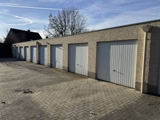 Afgesloten bovengrondse garagebox aan de Stuivenbergvaart.