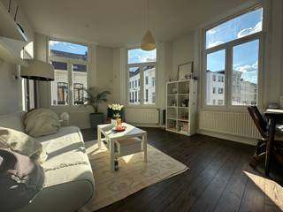Op zoek naar een instapklaar appartement met een warme en lichte sfeer? Dit charmante, volledig gemeubelde appartement op de eerste verdieping...