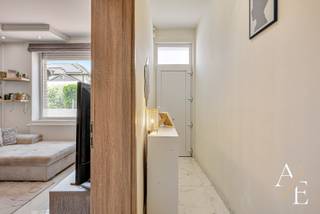 Exclusief te koop bij Access Estate – Instapklare, volledig gerenoveerde woning met 3 slaapkamers, garage én uitbreidingsmogelijkheden voor 2 extra slaapkamers! 📅 BEZOEKDAG – ZATERDAG 25 JULI – ENKEL OP AFSPRAAK. Plan eenvoudig uw bezoek via sms of WhatsApp op 0475 92 30 35.Bent u op zoek naar een energiezuinige, instapklare woning waar comfort, ruimte en duurzaamheid hand in hand gaan? De indeling: inkomhal met praktische vestiairekast, de lichtrijke en gezellige leefruimte met eetplaats met grote raampartijen. Een moderne, volledig uitgeruste open keuken, de wasplaats en de stijlvolle badkamer met toilet en inloopdouche. Een absolute meerwaarde is de overdekte lounge, die tijdens de renovatie werd gecreëerd. Op de eerste verdieping vindt u drie volwaardige slaapkamers. Bovendien beschikt de woning over een ruime zolderverdieping waar de nodige technieken reeds zijn voorzien. Hierdoor kan deze verdieping eenvoudig worden ingericht tot twee extra volwaardige slaapkamers. Troeven op een rij: ✔ Volledig gerenoveerde instapklare woning, ✔ EPC-label B, ✔ Elektrische keuring CONFORM!, ✔ Niet-asbestveilig (1 cement verluchtingsbuis), ✔ 7 zonnepanelen + thuisbatterij (uitbreidbaar), ✔ Warmtepomp met airco- en verwarmingsfunctie (uitbreidbaar naar 3 units), ✔ Gezellige overdekte lounge, ✔ Ruime inpandige garage met automatische sectionaalpoort, ✔ Kelder 10m², ✔ Rolluiken, ✔ Mogelijkheid tot totaal 5 slaapkamers dankzij de zolderverdieping (af te werken), ✔ Uitstekende bereikbaarheid nabij E40, station, winkels en scholen. Laat deze unieke opportuniteit niet aan u voorbijgaan en reserveer vandaag nog uw bezoek!