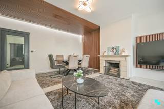 Recent volledig gerenoveerd tweeslaapkamerappartement met een bewoonbaar oppervlakte van 89m² (volgens EPC-attest), afgewerkt met...