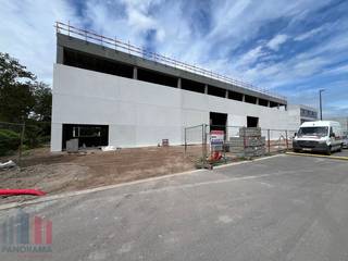 Uitstekend gelegen magazijnruimte van 533 m² te huur in Destelbergen. De site bevindt zich op een toplocatie, vlak naast de <strong>R4 </strong>op- en afrit Destelbergen en op slechts 2 km van de <strong>E17</strong>. Met directe verbinding naar de E17 & E40 geniet de loods van een vlotte bereikbaarheid richting Gent, Antwerpen, Brussel en omliggende steden.<br /><br />De loods betreft 386 m² op het gelijkvloers en is voorzien van een <strong>7 meter vrije hoogte</strong>, één automatische sectionale poort en een polybetonvloer. Bovendien is er nog een <strong>mezzanine </strong>aanwezig van 147 m², ideaal als extra opslag of als kantoor/showroom. Sanitaire voorziening is aanwezig in het magazijn. Tevens is er de mogelijkheid tot het bij huren van parkeerplaatsen.<br /><br /><strong>Verwachte oplevering: juli 2026 </strong>(onmiddellijk beschikbaar bij oplevering).<br /><br />Contacteer <strong>PANORAMA B2B</strong> voor bijkomende (technische) inlichtingen, plannen of een vrijblijvend plaatsbezoek via <strong>0477 06 30 30</strong>.