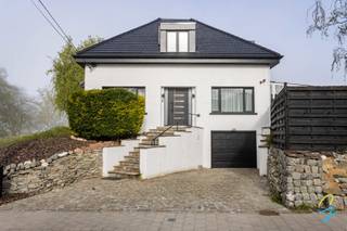 Cette maison a été entièrement rénovée avec des matériaux de haute qualité en 2025.<br /><br />La maison comprend 4 chambres, une cuisine entièrement équipée avec four, micro-ondes, plaque à induction, réfrigérateur et congélateur, un salon avec coin repas et une agréable véranda avec climatisation/chauffage. Au rez-de-chaussée, il y a 1 chambre et également une petite salle de bains. Au premier étage, vous trouverez 3 chambres, dont 1 avec dressing. De plus, il y a une salle de bains luxueuse avec baignoire et grande douche à l'italienne. Il y a aussi un grenier avec beaucoup d'espace de rangement.<br /><br />Au sous-sol se trouvent une 'mancave', garage, buanderie et débarras.<br /><br />Le jardin est agréablement aménagé avec pergola, terrasse et cabane de jardin.<br /><br />Plus d'infos ou une visite ?<br />Appelez Isabelle : 0498/10.69.56 ou isabelle@cornelis-goeman.be