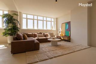 PRADO PENTHOUSE biedt een unieke woonervaring midden in het historische hart van Gent, op slechts 300 meter van de Kouter. Dit luxueuze appartement van 160 m² bevindt zich in een karaktervol gebouw uit 1925, opgetrokken in neoclassicistische stijl, waar authentieke elementen naadloos samensmelten met hedendaags comfort en functionaliteit. De op maat ontworpen keuken met kookeiland is afgewerkt in mortex en Calacatta Oro-marmer, en sluit perfect aan op de doorlopende mortexvloer die de volledige benedenverdieping siert. De ruime, lichtrijke leefruimte beschikt over een aansluitende eetplaats en een extra kamer die kan dienen als slaapkamer of bureau. , ideaal voor wie wonen en werken stijlvol wil combineren. Achteraan bevindt zich nog een 2 de slaapkamer met eigen badkamer en een groot zonnig terras met een prachtig zicht op de skyline van Gent. Op de bovenverdieping vind je de master bedroom met visgraag parket , dressing, een apart toilet, een tweede terras en een ruime badkamer uitgerust met inloopdouche, ligbad en dubbele lavabo. Het pand is toegankelijk via een privatieve lift of via een authentieke traphal in art - deco stijl. Ideaal voor wie op zoek is naar rust, luxe en comfort, midden in de bruisende stad. EPC B.