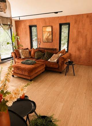 Te koop <br />Schotensteenweg 137<br />2960 Brecht<br /><br />🏡 Exclusieve, instapklare villa op 2.200 m² – Rust, ruimte en luxe in het groen<br />Bent u op zoek naar een stijlvolle, instapklare woning waar kwaliteit, comfort en natuur samenkomen? Dan is deze prachtige villa beslist een bezoek waard.<br />Deze woning werd tussen 2021 en 2026 volledig gerenoveerd met hoogwaardige materialen en een tijdloze afwerking. Dankzij de grote raampartijen geniet u overal van veel natuurlijk licht en een prachtig uitzicht op de tuin.<br />Gelegen tussen Sint-Job en Brecht, op slechts enkele minuten van de E19, het treinstation van Brecht en op wandelafstand van een bushalte.<br />✨ Troeven van de woning<br />✔ Perceel van 2.100m²<br />✔ 226 m² bewoonbare oppervlakte<br />✔ 3 ruime slaapkamers<br />✔ 2 luxueuze badkamers<br />✔ Aparte dressing<br />✔ Lichtrijke leefruimte met open keuken<br />✔ Gezellige houtkachel<br />✔ Aansluitend aan de eetkamer bevindt zich een stijlvolle, afsluitbare overkapping. Dankzij de glazen schuifwanden geniet u hier al vanaf het vroege voorjaar van de eerste zonnestralen. Tijdens de zomer kunnen de wanden volledig worden opengeschoven, waardoor binnen en buiten naadloos in elkaar overvloeien.<br />✔ Dubbele garage achteraan<br />✔ Parking voor 2 wagens vooraan<br />✔ Wellness met barrelsauna<br />✔ Prachtig aangelegde tuin met volledige privacy<br />✔ Volledig gerenoveerd en instapklaar<br /><br />📲 Interesse?<br />Voor de vraagprijs of meer informatie kunt u mij contacteren <br />📱 +32 465 03 75 57<br />❗ Geen immo kantoren. Rechtstreekse verkoop door de eigenaar.