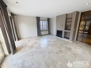 In de geliefde wijk “De Sterre” vind je deze uitermate goed onderhouden en instapklare woning.Dankzij de ligging in een doodlopende straat geniet je...