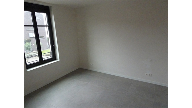 Een mooi afgewerkt nieuwbouwappartement met ruim terras en lift - foto 4
