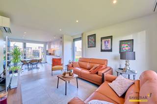 Deze gezellige nieuwbouwwoning is een ideale gezinswoning. Op de gelijkvloerse verdieping vinden we een gezellige open leefruimte en berging terug...