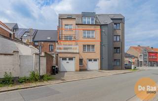 KIJKDAG ZAT. 20/6/26 van 9u tot 12u (OP AFSPRAAK!)<br /><br />EREMBODEGEM – Gezellig 1‑slaapkamerappartement, ideaal als investering.<br /><br />Dit aangenaam appartement beschikt over een open keuken met eethoek, een lichtrijke leefruimte met gaskachel, een nachthal, een badkamer met lavabo en douche in bad, en een ruime slaapkamer. Het zuidgericht terras vormt een heerlijk extraatje waar je de hele dag van de zon kan genieten.<br />Daarnaast is er een royale inkomhal met gastentoilet en een praktische berging/vestiaire.<br /><br />Het appartement heeft zeer lage energiekosten én bijna geen gemeenschappelijke lasten, wat het bijzonder interessant maakt voor zowel eigen bewoning als investering.<br />In de directe omgeving vind je voldoende parkeergelegenheid, een bakker, winkels, scholen en het station van Haaltert. Bovendien ligt de op- en afrit van de E40 op slechts 500 meter, wat zorgt voor een uitstekende bereikbaarheid.<br /><br />Dankzij de ligging en de lage kosten biedt dit appartement een mooie potentiële huuropbrengst.