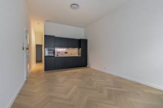 Luxe-appartement met hoogwaardige afwerking bevindt zich op de derde verdieping in een prestigieus gebouw met een fraaie modernistische gevel, op slechts enkele passen van het strand en de winkelstraat.<br /><br />Indeling: inkomhal, ruime leefruimte met open keuken, berging, badkamer met inloopdouche, toilet en lavabomeubel, 1 slaapkamer. <br /><br />Het appartement is tot in de puntjes afgewerkt met hedendaagse luxe en comfort. Voorzien van o.a. een elegant visgraatparket, een gepantserde inkomdeur, indivudele hoogrendementsketel per appartement, videofoon die eveneens op afstand te bedienen is. <br /><br />Daarnaast beschikt het gebouw over een ruime fietsenstalling met meerdere oplaadpunten voor elektrische fietsen én een gemeenschappelijk dakterras, waar u de hele dag door van de zon kunt genieten.<br /><br />!!!!!Verkoop onder registratierechten – géén btw van toepassing!