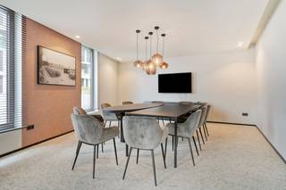 Zoekt u een strategisch kantoor te huur in Brugge?  Deze eenheid van ca. 204 m² bevindt zich ter hoogte van de promenade bij de parking. Het is de ideale locatie voor wie een kantoor wil huren op een zichtlocatie aan het station van Brugge.<br /><br />Ligging en bereikbaarheid<br />- Gelegen aan de Frank van Ackerpromenade ter hoogte van de parking.<br />- Op wandelafstand van station Brugge met uitstekende verbindingen.<br />- Vlotte ontsluiting naar belangrijke invalswegen rond Brugge.<br />- Recent gebouw uit 2017 met een professionele uitstraling.<br /><br />Indeling van het pand<br />- Royale bureauruimte met veel lichtinval.<br />- Ontvangstruimte en aparte kitchenette.<br />- Sanitair met toilet.<br />- Technische berging.<br /><br />Troeven<br />- Instapklaar: Wordt ingericht en bemeubeld verhuurd – u kunt direct verhuizen.<br />- Energie: Gunstig energielabel B en berekende score van 202 kWh/m².<br />- Comfort: Warmtepomp voor verwarming en actieve koeling.<br />- Techniek: Ventilatie met warmteterugwinning en led-verlichting.<br />- Duurzaam: Hoogrendementsbeglazing en optimaal geïsoleerd dak.<br /><br />Bent u op zoek naar vastgoed zoals een kantoor te huur in Brugge? Dit pand aan de parking van het station biedt alle modern comfort om uw kantoor te huren. Contacteer ons bij interesse. 