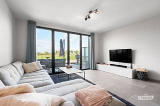 Op een boogscheut van centrum Zedelgem huisvest dit prachtig afgewerkt BEN-duplexappartement. Dit eigendom kent een vlotte verbinding naar zowel Brugge als Torhout. Hier zijn tevens diverse horeca- en winkelaangelegenheden op fietsafstand. Rust vindt u via het zuid gerichte terras met open zicht. <br /><br />Het instapklare appartement gelegen op de eerste verdieping is via de lift of trap vlot te bereiken. Verder komt u binnen via de inkom deze brengt u naar de leefruimte voorzien van automatische zonnewering met aansluitend de eetkamer en geïnstalleerde keuken uitgerust met koelkast, inductiekookplaat, dampkap, oven en een dubbele spoelbak. De praktische berging kan dienen als provisieruimte of wasplaats door de aansluiting voor wasmachine en droogkast. Via de leefruimte is er toegang tot het ruim terras met prachtig vergezicht. Vervolgens bevinden zich op het verdiep twee ruime slaapkamers, bureauruimte (slaapkamer) en badkamer met ligbad, douche en dubbele wastafel. <br /><br />Extra is er fietsenstalling aan de achterzijde van het appartement, een regenwaterkraan die vrij te gebruiken is, elektrische zonnewering, zonnepanelen, zonneboiler, vloerverwarming en drievoudige beglazing. Elektriciteit is conform gekeurd. <br /><br />Kom dit lichtrijke appartement vrijblijvend bezoeken!<br /><br />
