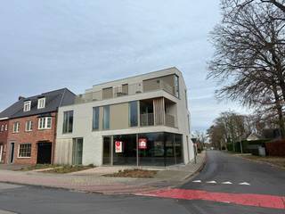 Casco gelijkvloerse handelsruimte van 225m² op commerciële ligging te koop in Wielsbeke. Het handelspand is gelegen in een kleine residentie 't Park op gunstige ligging.Ontdek deze uitzonderlijke commerciële ruimte aan de Rijksweg te Wielsbeke. Een locatie die garant staat voor zichtbaarheid en klantenverkeer voor bloeiende handelszaken.Dit is een zeldzame kans voor vrije beroepers die hier zonder beperkingen een representatieve en vlot toegankelijke praktijk- of kantoorruimte kunnen inrichten.TROEVEN- Geïsoleerd gebouw- Zonnepanelen op het gebouw- Mogelijkheid verwarmen met warmtepompen- Aluminium schrijnwerk met superisolerende beglazing- Mogelijkheid tot aankopen van 4 parkeerplaatsen Wil je meer informatie over dit handelspand? Contacteer ons via 056 605 605 of rob.vandaele@dewaele.com!