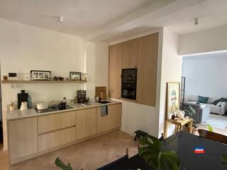 <p><span>BERCHEM | ZEER RUIM, LUXUEUS GERENOVEERD HOEKAPPARTEMENT MET DRIE SLAAPKAMERS, TWEE BADKAMERS EN TWEE TERRASSEN | GELEGEN OP DE EERSTE VERDIEPING VAN VOLLEDIG VERNIEUWD GEBOUW | EPC A |</span></p><p><span>Indeling als volgt: inkomhal - slaapkamer 1 - badkamer met inloopdouche en lavabomeubel - slaapkamer 2 met terras - bergplaats - open, hyper-uitgeruste keuken, met ingebouwde wijnkoelkast - leefruimte met terras - apart gastentoilet - slaapkamer met en suite badkamer.</span></p><p><span>Bewoonbare oppervlakte van 120m² - Geen lift - Privatieve kelder - Ruime fietsstalling met elektrische poort.</span></p><p><span>Veel lichtinval en mooi panoramisch zicht op De Villegaspark</span></p><p><span>Elektrische installatie conform het AREI !</span></p><p><span>Gelegen in een rustige woonwijk op wandelafstand van buurtwinkels, supermarkten, restaurants, openbaar vervoer en verbindingswegen.</span></p><p><span>Stad-Antwerpen vlotjes bereikbaar met de (elektrische) fiets.</span></p><p><span>Slechts €100/maand gemeenschappelijke kosten.</span></p><p><span> </span></p><p><span> </span></p><p><span> </span></p>