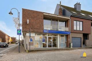 OMSCHRIJVING:- GELIJKVLOERS: Individuele inkomhal (3,21 x 2,40 m) met trap naar het verdieping.- VERDIEPING 1: Woonkamer van 42 m² met veel...