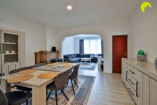 <p><span>Zeer gunstig gelegen, met een tramhalte voor de deur, vinden we dit verrassend ruime appartement met zuidgericht terras. </span></p><p><span>Winkels en scholen bevinden zich vlakbij. Tevens is er een zeer goede verbinding met autosnelwegen wegens directe nabijheid van de A12 en de oprit van de Ring rond Antwerpen.</span></p><p><span>Het appartement bevindt zich op de tweede verdieping van een gebouw zonder lift. De verwarming loopt op gaskachels en de ramen hebben dubbele beglazing.</span></p><p><span>De maandelijkse kosten beperken zich tot € 108 per maand en omvatten de provisie voor water, ereloon van de syndicus, blokpolis en het onderhoud van de gemene delen. De meters voor gas en elektriciteit zijn privaat!</span></p><p><span> </span></p><p><span>Indeling:</span></p><p><span>We bereiken dit appartement op de tweede verdieping met de trap en komen binnen in de centrale inkomhal met vestiairehoek.</span></p><p><span>Vooraan is er de ruime woonkamer met aansluitend een (slaap)kamer van 1.80m x 3.6m.</span></p><p><span>Achteraan is er de keuken welke is voorzien van een gaskookplaat, dampkap, oven, koelkast en de aansluiting voor een wasmachine. Van hieruit bereik je het zonnige zuidgerichte terras.</span></p><p><span>De centraal gelegen badkamer is voorzien van een inloopdouche, lavabomeubel en toilet. </span></p><p><span>De grote slaapkamer (3.65m x 3.90m) bevindt zich aan de rustige achterzijde.</span></p><p><span>Verder hoort er nog een private kelderberging bij het appartement.</span></p><p><span> </span></p><p><span>Voornaamste troeven:</span></p><p><span>- Centrale ligging nabij winkels, openbaar vervoer, scholen, verbindingswegen</span></p><p><span>- Gunstig EPC en asbestveilig </span></p><p><span>- Ruime woonkamer, grote slaapkamer en extra kamer vooraan</span></p><p><span>- Zonnig terras met optimale oriëntering</span></p><p><span>- Beschikbaar vanaf 1/02/2027</span></p><p><span> </span></p><p><span>EPC: 177 kWh/m² - label B</span></p><p><span>Waterinfo: P-score - A | G-score - </span><span>A</span></p><p><span> </span></p><p><span>Voor een bezoek ter plaatse kan u ons contacteren op het nummer 03 449 42 41 of mail ons via <span>hallo@habicom.be</span></span></p><p><span>De waarde van uw eigendom kennen ? Maak vrijblijvend een afspraak met onze habicom expert in uw buurt.</span></p><p><span> </span></p><p><span> </span></p><p><span> </span></p>