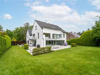 In the district of Trois Couleurs, in the immediate vicinity of the Sonian forest, contemporary villa from 2005 developing an area of ± 554 m²...