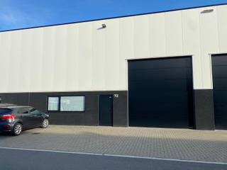 Gunstig gelegen en recent magazijn met verdieping.Dit moderne magazijn, gebouwd in 2020, beschikt over een totale oppervlakte van 216 m² (18 m x 12...